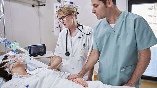 Hospital situation - patient and doctor/nurse and the TCM5 BASIC monitor in the background